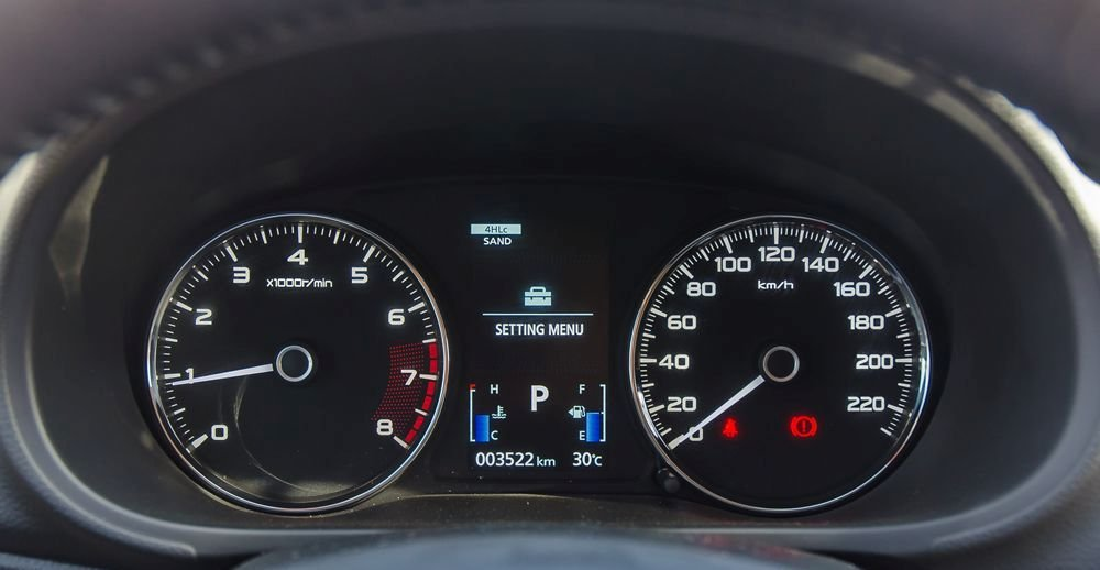 Bảng đồng hồ hiện đại hiển thị các thông số cơ bản của xe