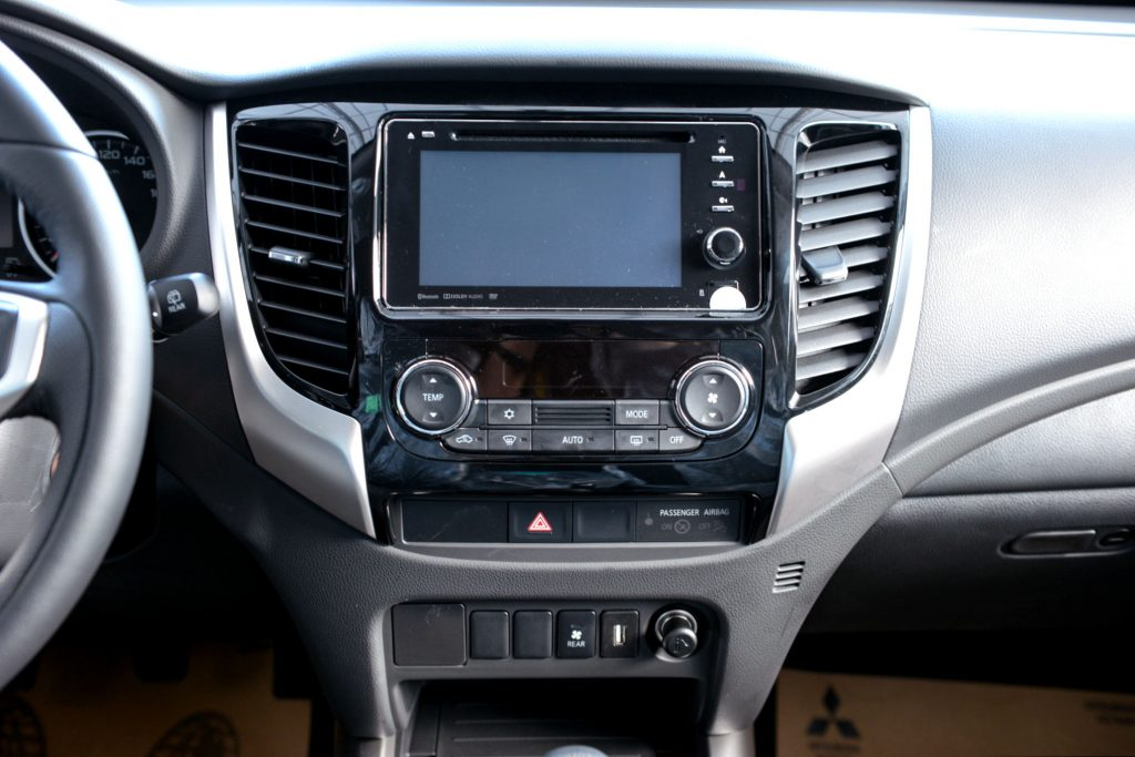 Hệ thống âm thanh và điều hòa xe Mitsubishi Pajero Sport