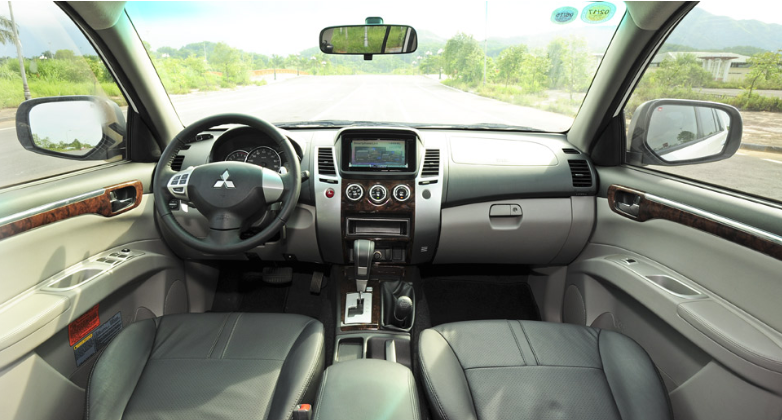 Khoang cabin xe Mitsubishi Pajero Sport